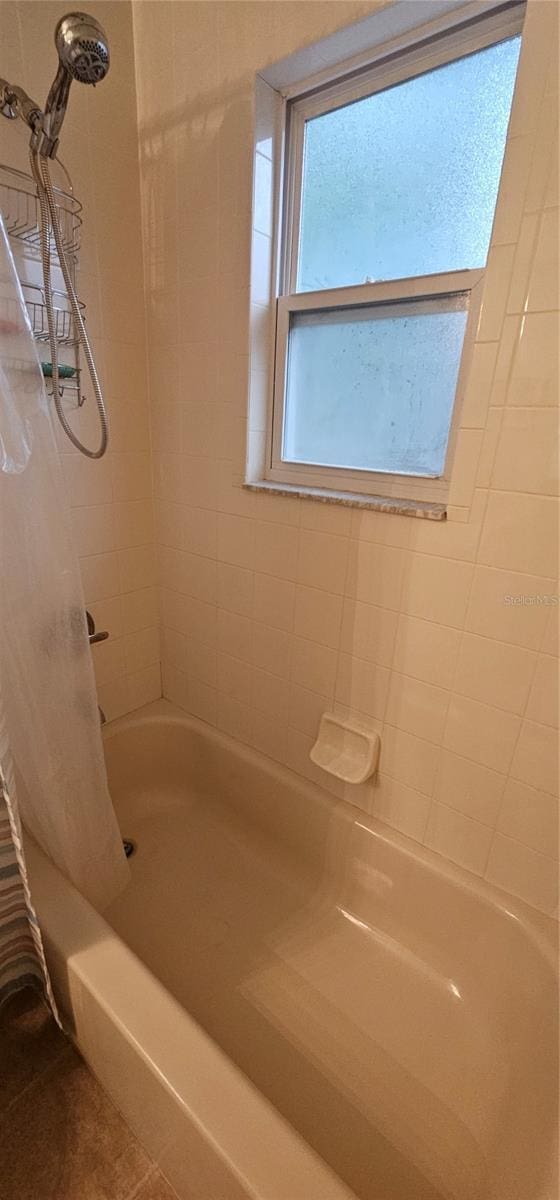 5591 NW 61st Ln, Ocala, FL 34482 - bathroom featuring shower / bath combo