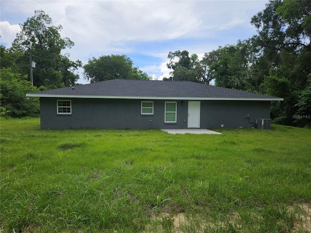 51 NE 10th St, Williston, FL 32696 - back of property featuring a lawn and a patio