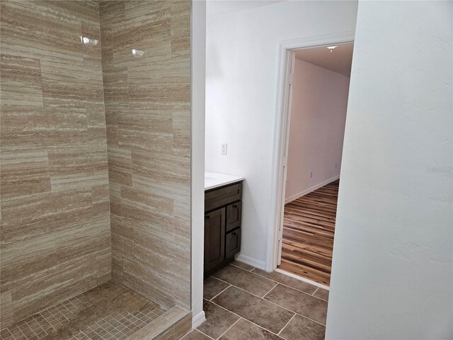 51 NE 10th St, Williston, FL 32696 - bathroom featuring vanity, tiled shower, and tile patterned floors