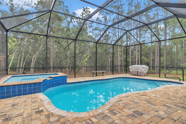 3196 W Mustang Blvd, Beverly Hills, FL 34465 - view of pool with a pool with connected hot tub, a patio area, and a lanai