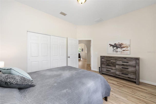 7220 NW 83rd Ter, Ocala, FL 34482 - bedroom with arched walkways, light wood-style flooring, and a closet