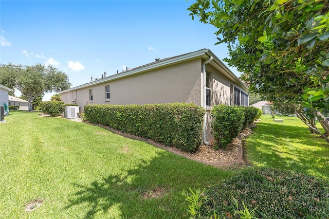 7243 SE 172nd Legacy Ln, The Villages, FL 32162 - view of side of property with stucco siding and a lawn