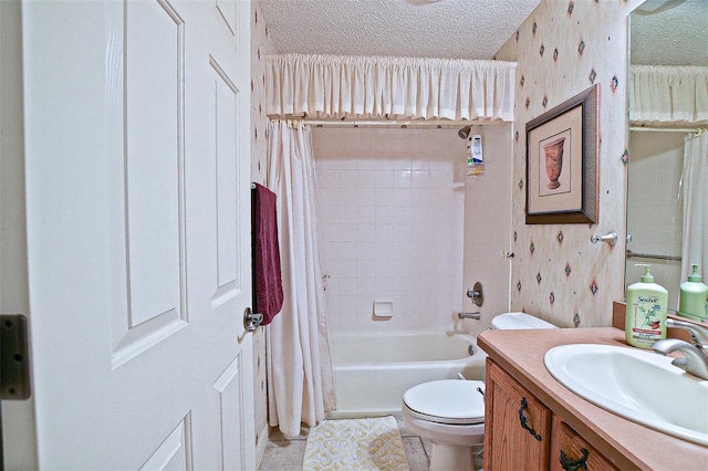 3146 Williams Rd, The Villages, FL 32162 - full bath featuring wallpapered walls, a textured ceiling, vanity, and shower / bath combo