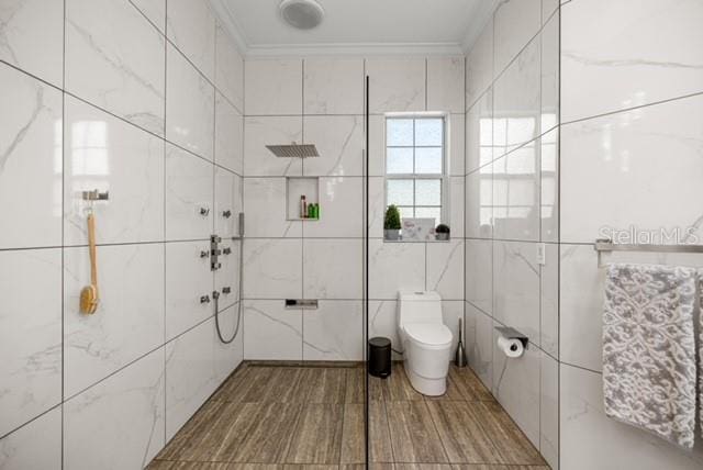 2418 SE 22nd Pl, Ocala, FL 34471 - full bath featuring crown molding, a tile shower, and tile walls