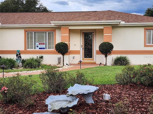 6172 SW 101st Pl, Ocala, FL 34476 - view of front facade with stucco siding, a front yard, and a shingled roof