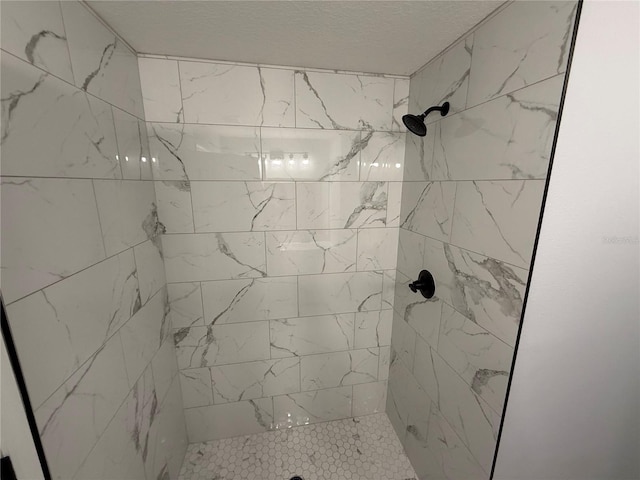 5 Laurel Pass Ln, Ocala, FL 34472 - bathroom featuring a tile shower and a textured ceiling