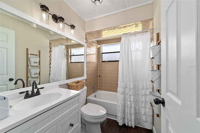 501 Marion Oaks Dr, Ocala, FL 34473 - full bath featuring shower / tub combo, vanity, wood finished floors, and a textured ceiling