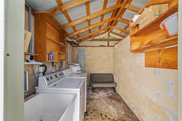 114 NE 11th Ave, Ocala, FL 34470 - laundry area with washing machine and dryer and concrete block wall