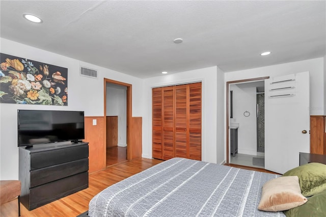 510 SE 19th St, Ocala, FL 34471 - bedroom featuring a closet, wood finished floors, recessed lighting, and connected bathroom