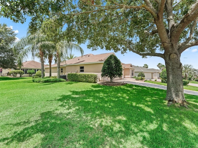 2721 Day Lily Run, The Villages, FL 32162 - view of front of home with stucco siding, a front yard, and driveway