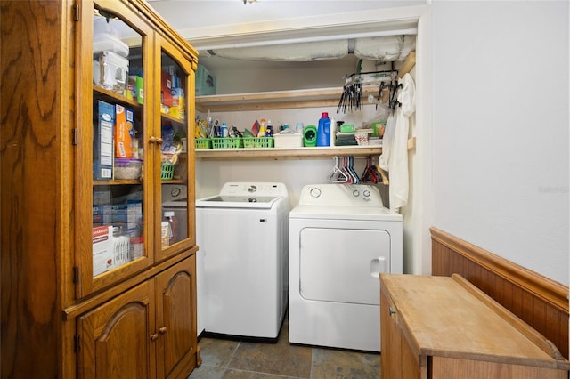 581 NE 44th Ave, Ocala, FL 34470 - laundry area with independent washer and dryer and wainscoting