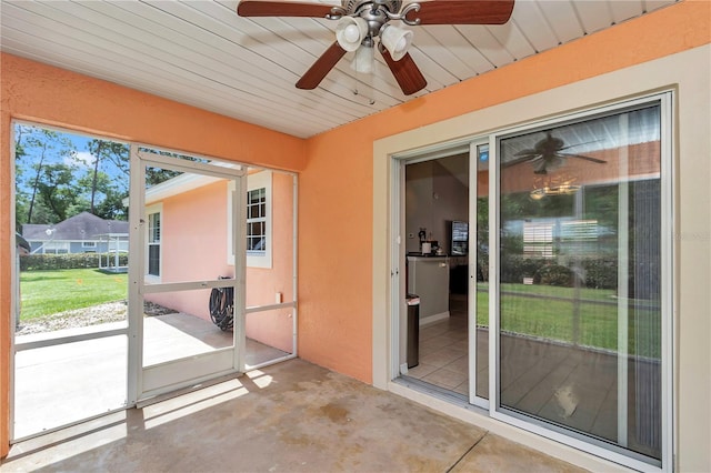 3453 SE 147th Ln, Summerfield, FL 34491 - unfurnished sunroom featuring a ceiling fan