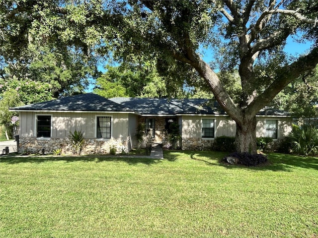 2070 SE 50th Ter, Ocala, FL 34480 - single story home featuring stone siding and a front lawn