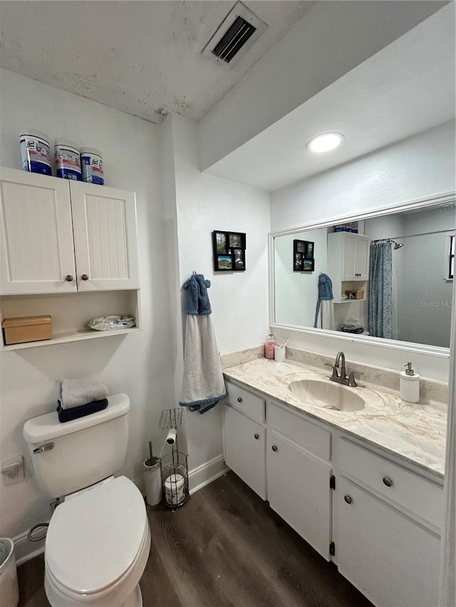 2070 SE 50th Ter, Ocala, FL 34480 - full bath with vanity, wood finished floors, a shower with shower curtain, and recessed lighting