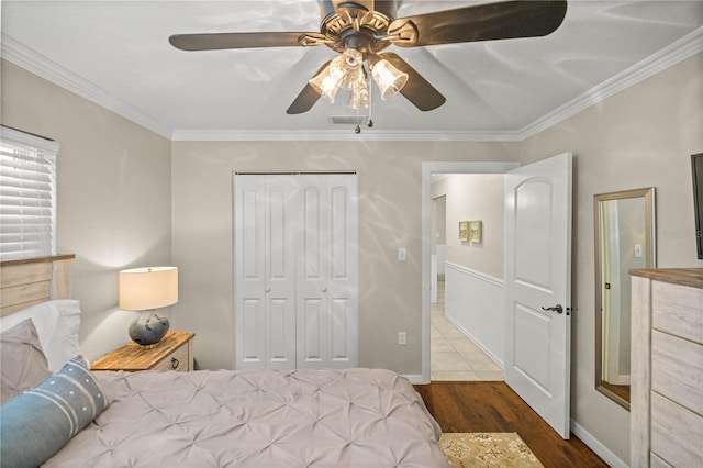 5002 SE 7th Pl, Ocala, FL 34471 - bedroom featuring wood finished floors, a closet, crown molding, and ceiling fan