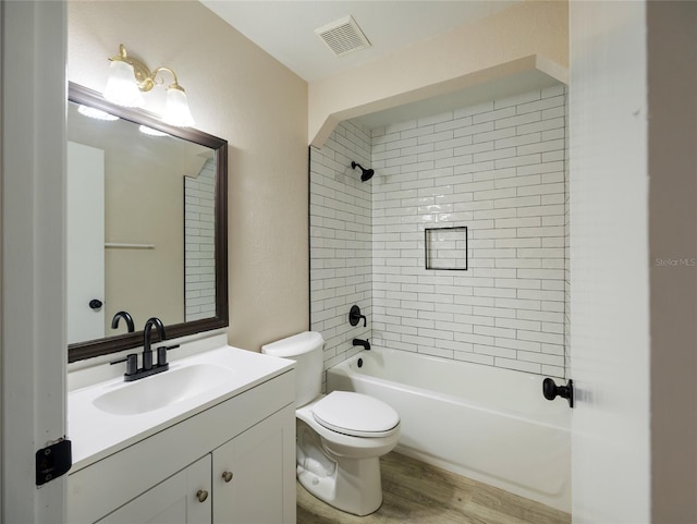 17 Pecan Run Hbr, Ocala, FL 34472 - bathroom featuring vanity, wood finished floors, and washtub / shower combination