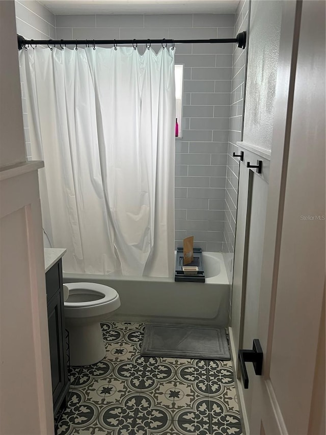 5561 NE 5th Pl, Ocala, FL 34470 - full bath featuring vanity, shower / bathtub combination with curtain, and tile patterned floors