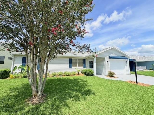 528 Valencia Pl, Lady Lake, FL 32159 - ranch-style house with driveway, an attached garage, and a front yard