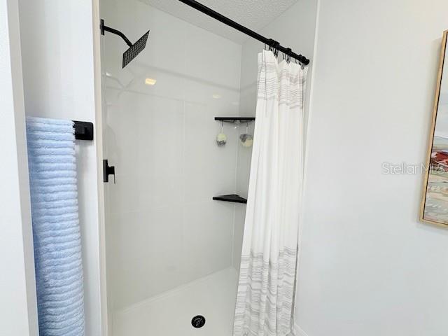 528 Valencia Pl, Lady Lake, FL 32159 - full bath with a shower with curtain