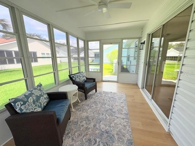 528 Valencia Pl, Lady Lake, FL 32159 - sunroom featuring a ceiling fan