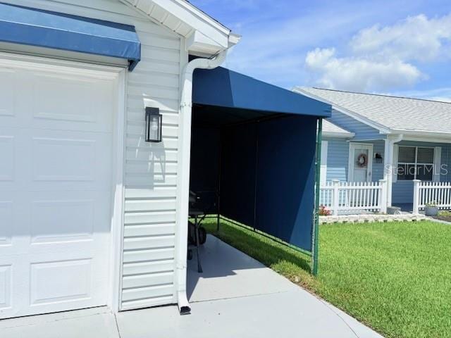 528 Valencia Pl, Lady Lake, FL 32159 - view of exterior entry featuring an attached garage