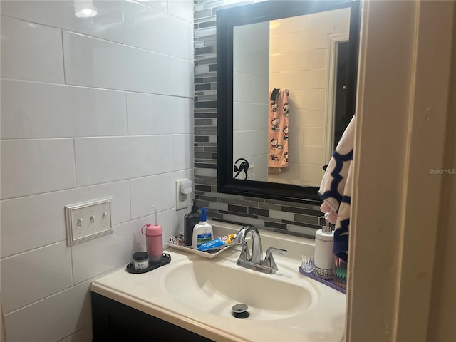 3106 S Semoran Blvd Unit 5, Orlando, FL 32822 - bathroom featuring vanity and backsplash