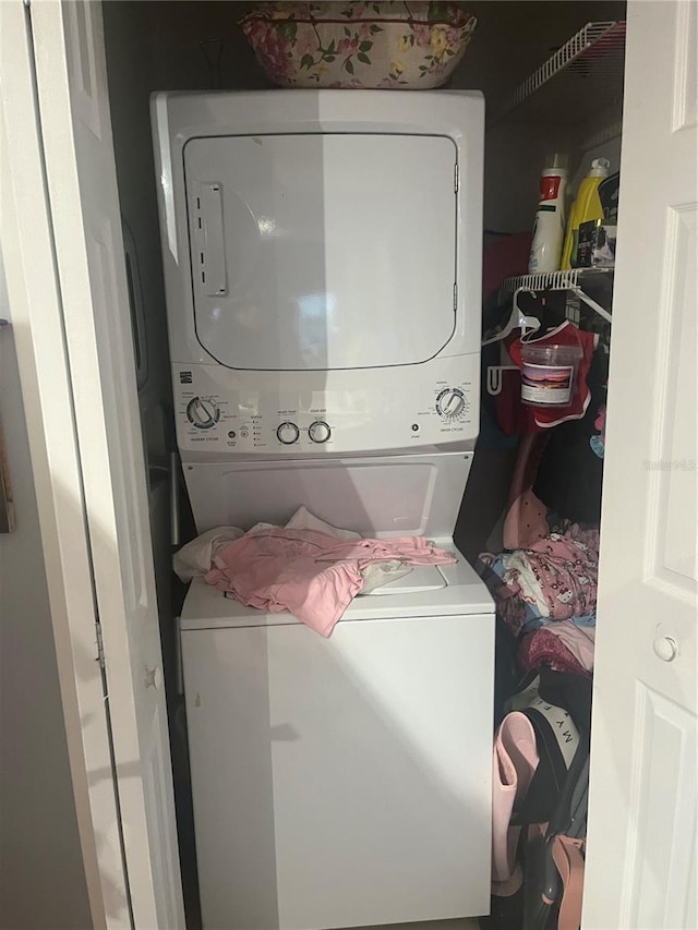 3106 S Semoran Blvd Unit 5, Orlando, FL 32822 - laundry room featuring stacked washer / dryer