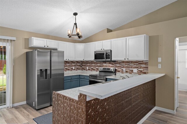3224 E Davis Ln Unit 29, Inverness, FL 34453 - kitchen with appliances with stainless steel finishes, a peninsula, light wood finished floors, light countertops, and decorative backsplash