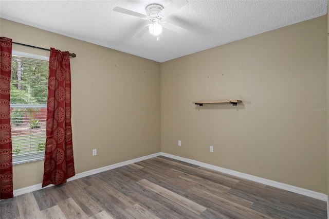 3224 E Davis Ln Unit 29, Inverness, FL 34453 - spare room with wood finished floors, plenty of natural light, a ceiling fan, and a textured ceiling
