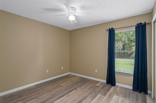 3224 E Davis Ln Unit 29, Inverness, FL 34453 - spare room featuring wood finished floors, a textured ceiling, and a ceiling fan