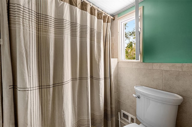 11 62nd St, Yankeetown, FL 34498 - bathroom featuring tile walls and a shower with shower curtain