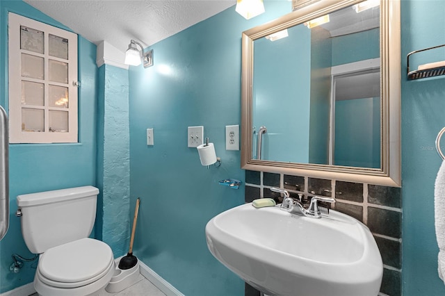 11 62nd St, Yankeetown, FL 34498 - bathroom featuring a sink and a textured ceiling