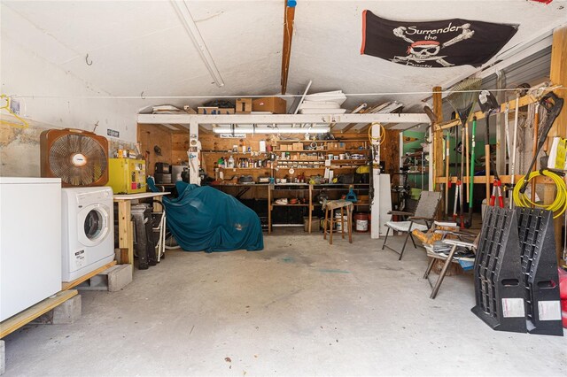 11 62nd St, Yankeetown, FL 34498 - garage with washer / dryer and a workshop area