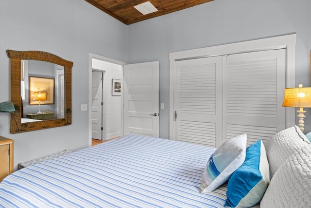 5328 Riverside Dr, Yankeetown, FL 34498 - bedroom with wooden ceiling and a closet