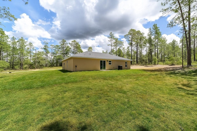 1581 SW Paradise Heights Rd, Dunnellon, FL 34431 - back of house featuring a yard and stucco siding