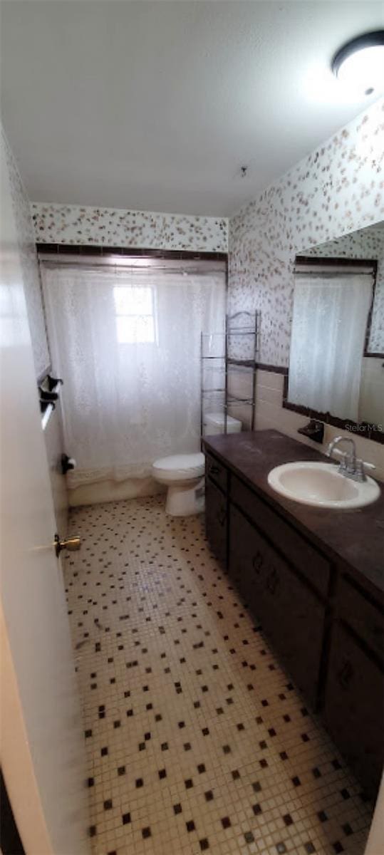 406WRIGHTST Wright St, Inverness, FL 34452 - full bathroom with wallpapered walls and vanity