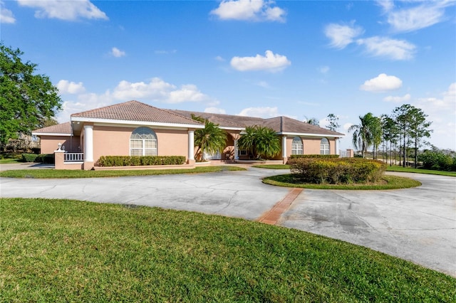 view of front of property featuring a front yard