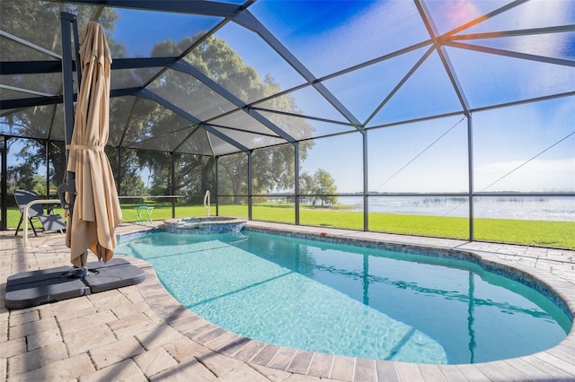 view of pool featuring a yard, an in ground hot tub, a patio, and a lanai