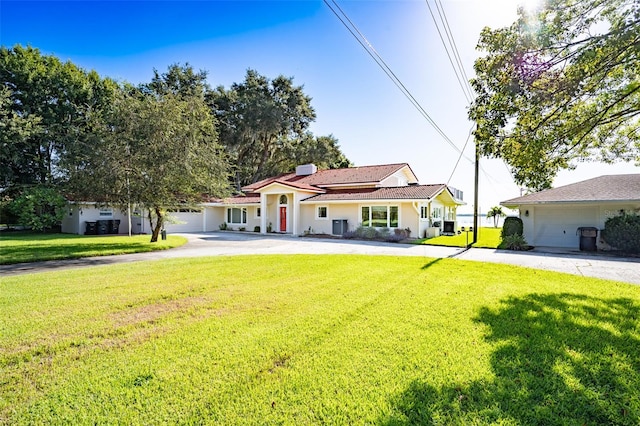 view of front facade featuring a front lawn and a garage