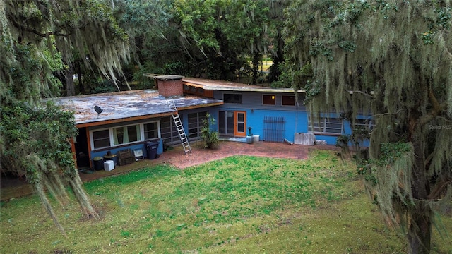 view of front of property featuring a front yard