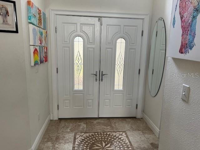 foyer featuring baseboards