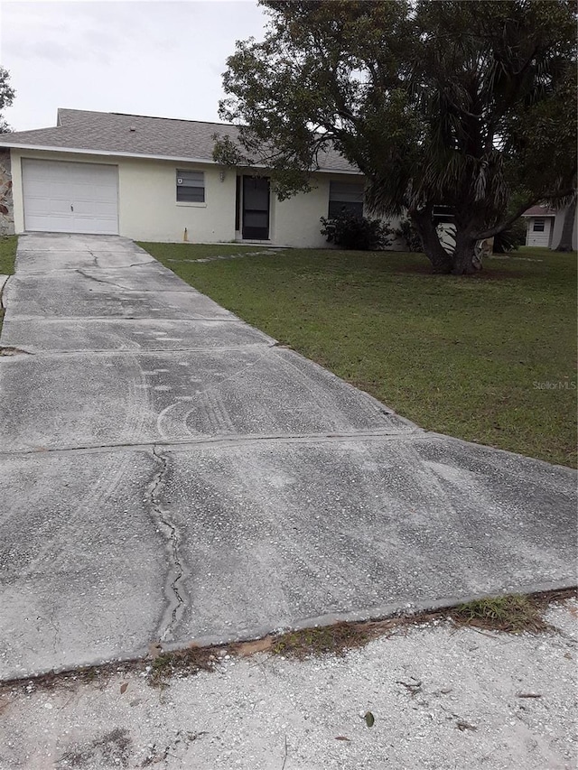 view of front facade featuring a garage and a front yard