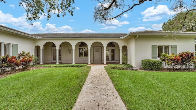 2300 N Scenic Hwy Unit 111, Lake Wales, FL 33898 - view of front of home with stucco siding, a front yard, and covered porch