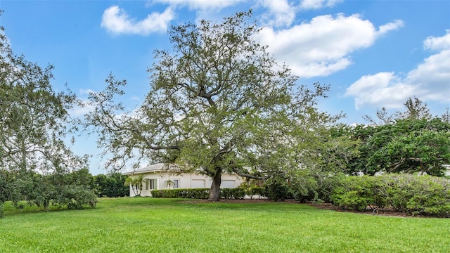 2300 N Scenic Hwy Unit 111, Lake Wales, FL 33898 - view of green lawn featuring an attached garage