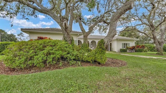 2300 N Scenic Hwy Unit 111, Lake Wales, FL 33898 - view of front of house featuring stucco siding and a front lawn
