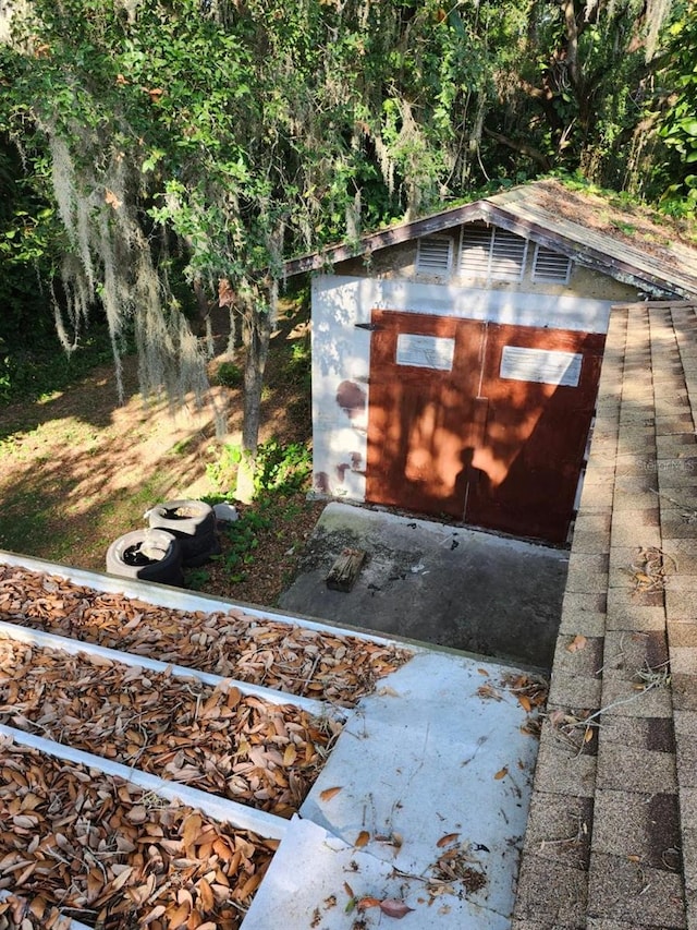 entry to storm shelter featuring an outdoor structure