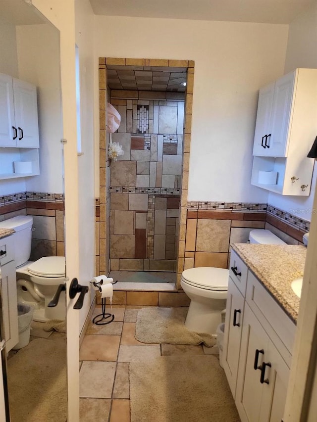 4450 Old Berkley Rd, Auburndale, FL 33823 - full bathroom featuring toilet, tile walls, vanity, a stall shower, and a wainscoted wall