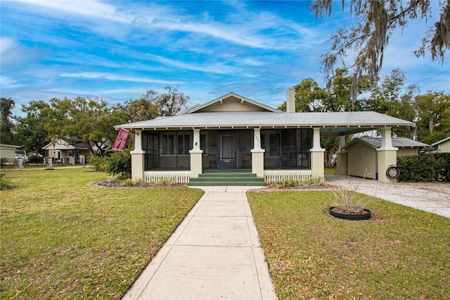 bungalow featuring a front yard