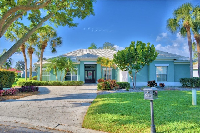 view of front of property featuring a front yard