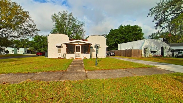 view of front of property featuring a front lawn